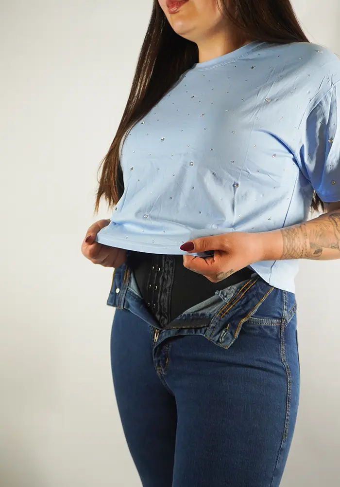 Jeans con faja oscuro